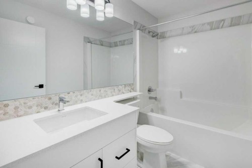 370 Corner Glen Way Ne, Calgary, AB - Indoor Photo Showing Bathroom