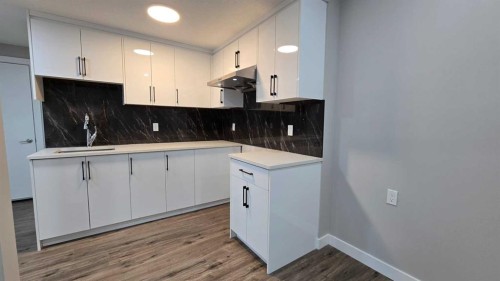 370 Corner Glen Way Ne, Calgary, AB - Indoor Photo Showing Kitchen