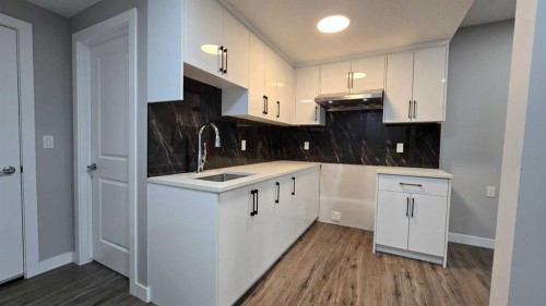 370 Corner Glen Way Ne, Calgary, AB - Indoor Photo Showing Kitchen