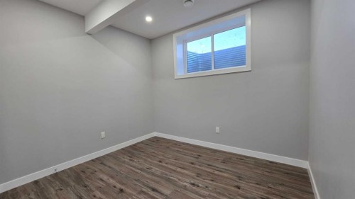370 Corner Glen Way Ne, Calgary, AB - Indoor Photo Showing Other Room
