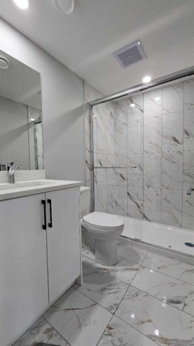 370 Corner Glen Way Ne, Calgary, AB - Indoor Photo Showing Bathroom