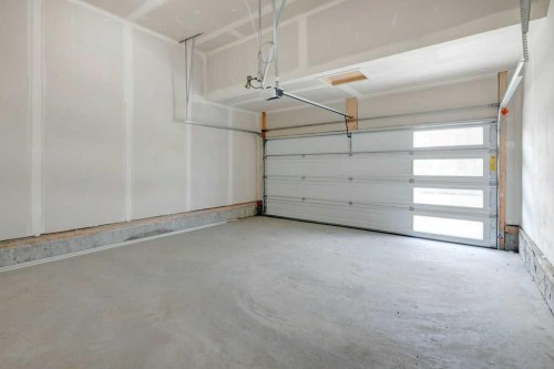 370 Corner Glen Way Ne, Calgary, AB - Indoor Photo Showing Garage