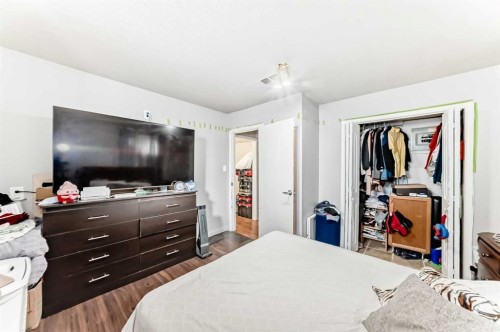 2517 36 Street Se, Calgary, AB - Indoor Photo Showing Bedroom