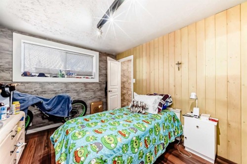 2517 36 Street Se, Calgary, AB - Indoor Photo Showing Bedroom