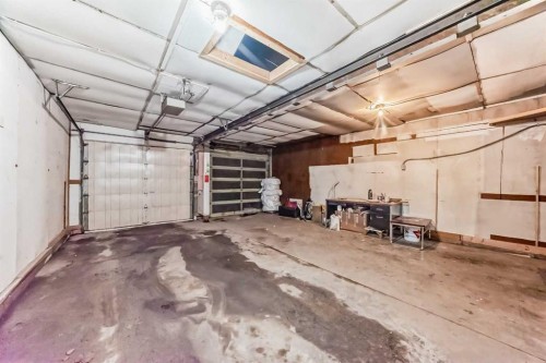 2517 36 Street Se, Calgary, AB - Indoor Photo Showing Garage