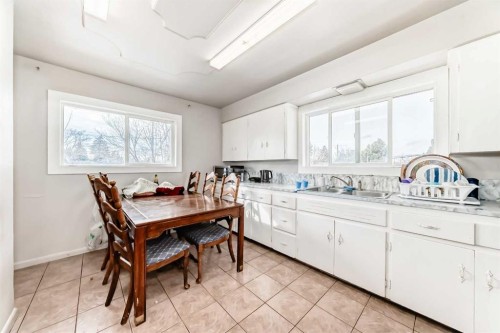 2517 36 Street Se, Calgary, AB - Indoor