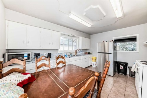 2517 36 Street Se, Calgary, AB - Indoor
