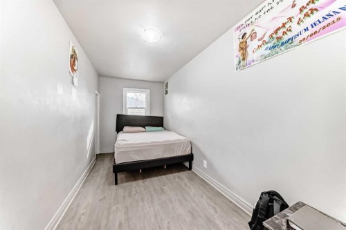 2517 36 Street Se, Calgary, AB - Indoor Photo Showing Bedroom