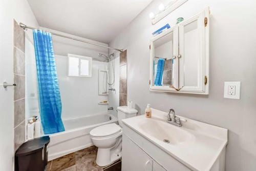 2517 36 Street Se, Calgary, AB - Indoor Photo Showing Bathroom