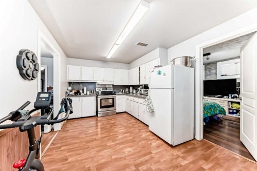 2517 36 Street Se, Calgary, AB - Indoor