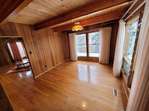 15 Glenview Drive Sw, Calgary, AB - Indoor Photo Showing Other Room