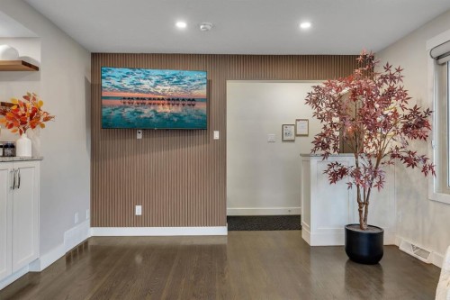 3 Cardiff Drive Nw, Calgary, AB - Indoor Photo Showing Other Room