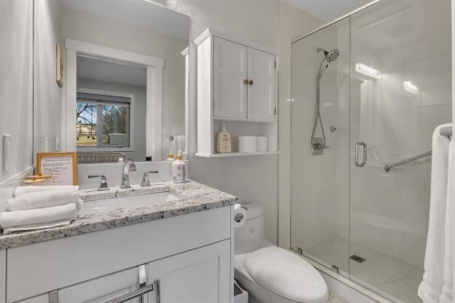 3 Cardiff Drive Nw, Calgary, AB - Indoor Photo Showing Bathroom