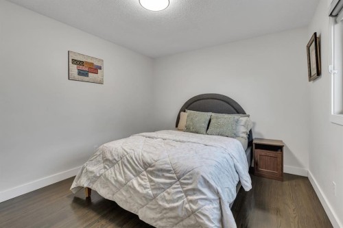 3 Cardiff Drive Nw, Calgary, AB - Indoor Photo Showing Bedroom