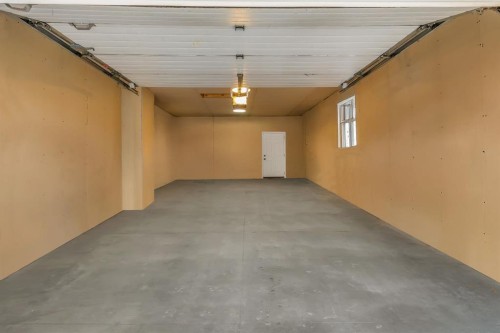 3 Cardiff Drive Nw, Calgary, AB - Indoor Photo Showing Garage