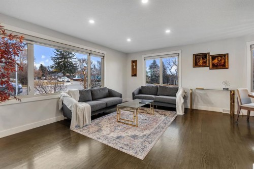 3 Cardiff Drive Nw, Calgary, AB - Indoor Photo Showing Living Room