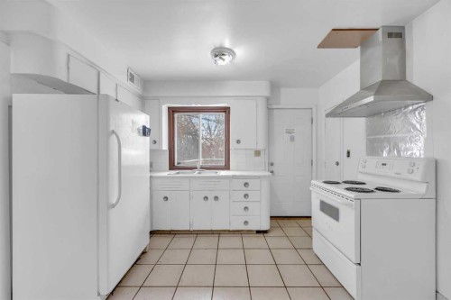 2472 Capitol Hill Crescent Nw, Calgary, AB - Indoor Photo Showing Kitchen
