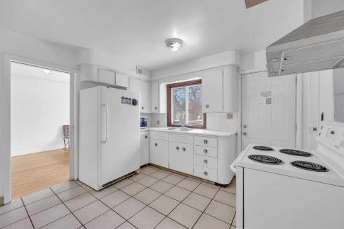2472 Capitol Hill Crescent Nw, Calgary, AB - Indoor Photo Showing Kitchen