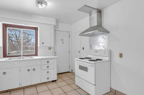 2472 Capitol Hill Crescent Nw, Calgary, AB - Indoor Photo Showing Kitchen