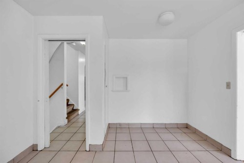 2472 Capitol Hill Crescent Nw, Calgary, AB - Indoor Photo Showing Other Room