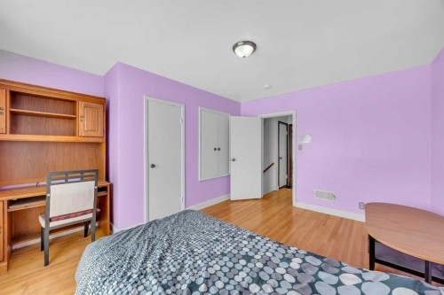 2472 Capitol Hill Crescent Nw, Calgary, AB - Indoor Photo Showing Bedroom
