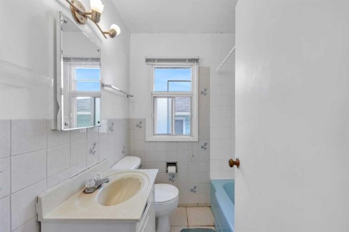 2472 Capitol Hill Crescent Nw, Calgary, AB - Indoor Photo Showing Bathroom