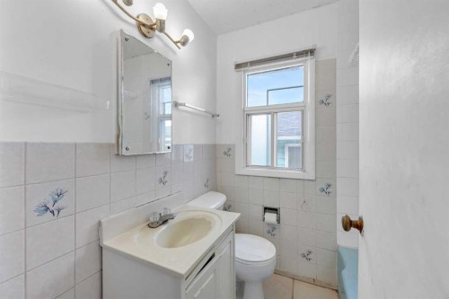 2472 Capitol Hill Crescent Nw, Calgary, AB - Indoor Photo Showing Bathroom