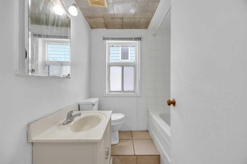 2472 Capitol Hill Crescent Nw, Calgary, AB - Indoor Photo Showing Bathroom