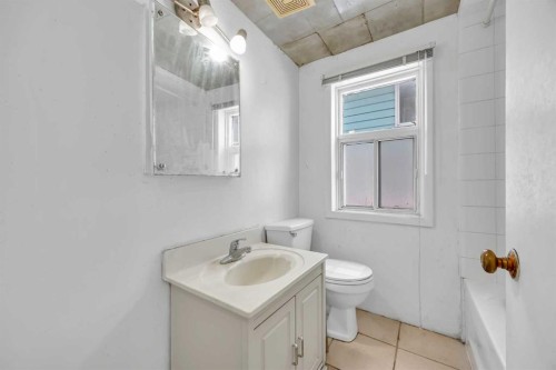 2472 Capitol Hill Crescent Nw, Calgary, AB - Indoor Photo Showing Bathroom
