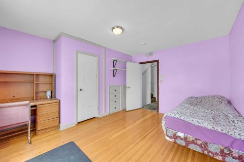2472 Capitol Hill Crescent Nw, Calgary, AB - Indoor Photo Showing Bedroom