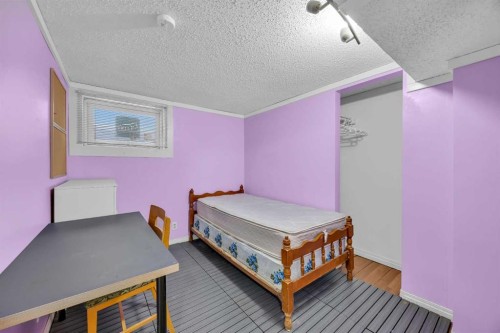 2472 Capitol Hill Crescent Nw, Calgary, AB - Indoor Photo Showing Bedroom