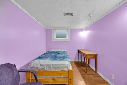 2472 Capitol Hill Crescent Nw, Calgary, AB - Indoor Photo Showing Bedroom