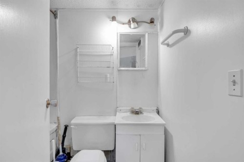 2472 Capitol Hill Crescent Nw, Calgary, AB - Indoor Photo Showing Bathroom