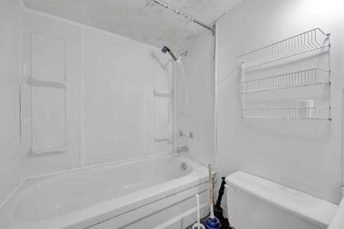 2472 Capitol Hill Crescent Nw, Calgary, AB - Indoor Photo Showing Bathroom