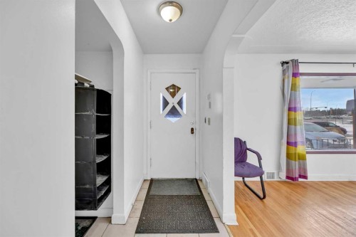 2472 Capitol Hill Crescent Nw, Calgary, AB - Indoor Photo Showing Other Room