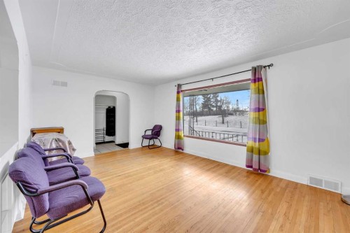 2472 Capitol Hill Crescent Nw, Calgary, AB - Indoor Photo Showing Living Room