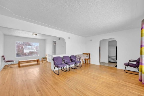 2472 Capitol Hill Crescent Nw, Calgary, AB - Indoor Photo Showing Living Room