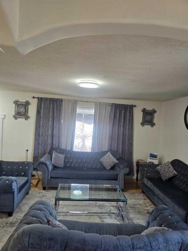 3503 48 Street Ne, Calgary, AB - Indoor Photo Showing Living Room