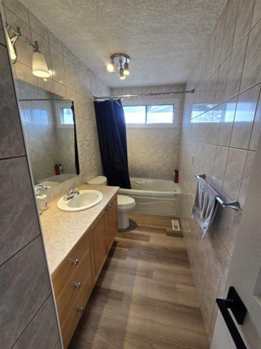 3503 48 Street Ne, Calgary, AB - Indoor Photo Showing Bathroom