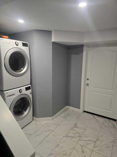 3503 48 Street Ne, Calgary, AB - Indoor Photo Showing Laundry Room