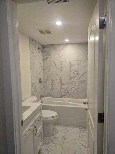 3503 48 Street Ne, Calgary, AB - Indoor Photo Showing Bathroom