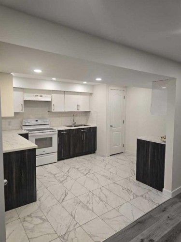 3503 48 Street Ne, Calgary, AB - Indoor Photo Showing Kitchen