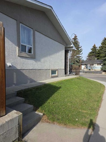 3503 48 Street Ne, Calgary, AB - Outdoor