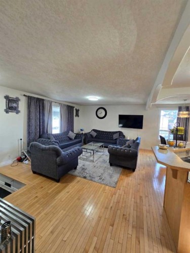 3503 48 Street Ne, Calgary, AB - Indoor