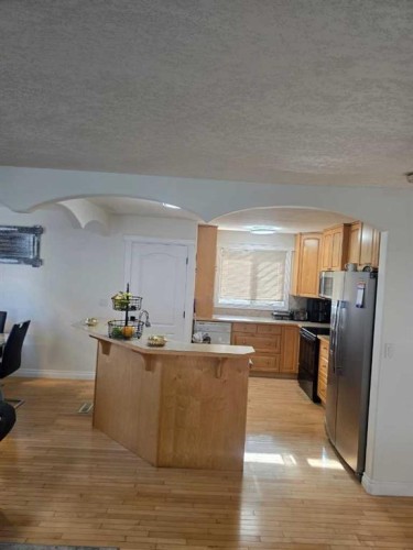 3503 48 Street Ne, Calgary, AB - Indoor Photo Showing Kitchen