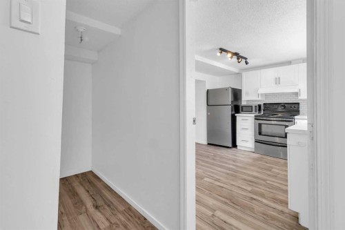 10 Radcliffe Crescent Se, Calgary, AB - Indoor