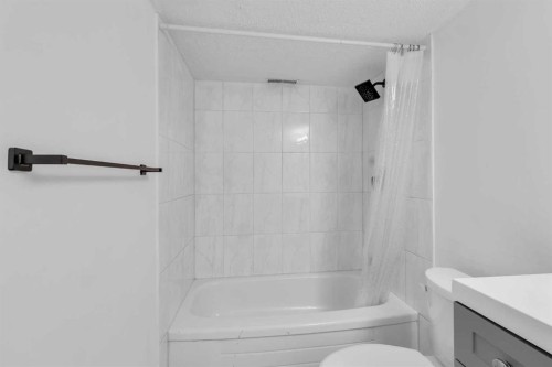 10 Radcliffe Crescent Se, Calgary, AB - Indoor Photo Showing Bathroom