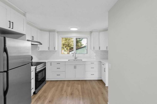 10 Radcliffe Crescent Se, Calgary, AB - Indoor Photo Showing Kitchen
