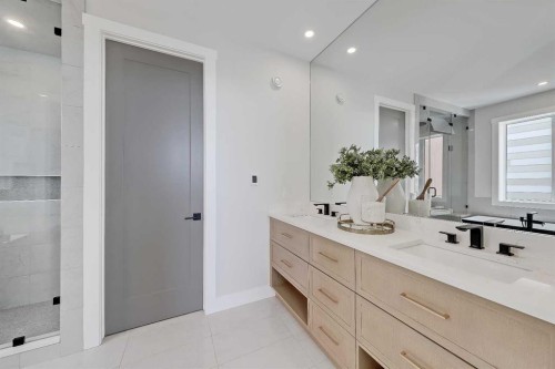 49 Rockhaven Green Nw, Calgary, AB - Indoor Photo Showing Bathroom