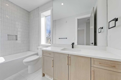 49 Rockhaven Green Nw, Calgary, AB - Indoor Photo Showing Bathroom